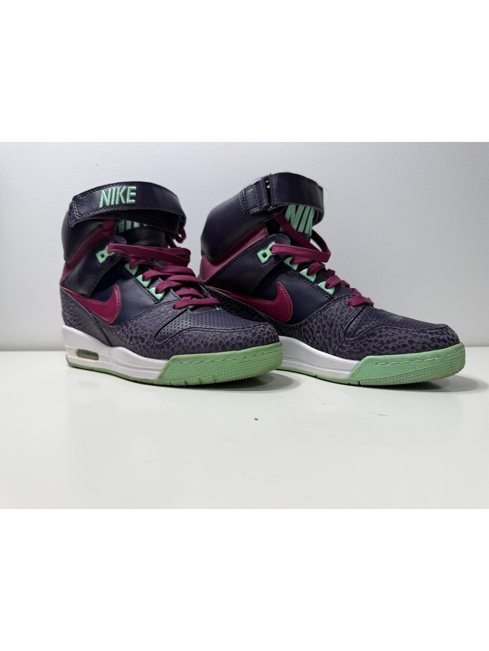 NIKE AIR REVOLUTION SKY HI SNEAKERS WOMENS 7 599410-500 PURPLE DYNASTY RASPBERRY